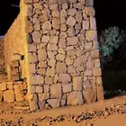 معلم حجر كبير وسغير يليد