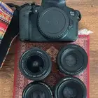 كاميرا كانون 700d نظيفه شبه جديده معه ثلاثه عدسات 50