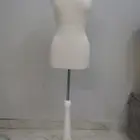 مانيكان نسائي قاعده خشب فخمه وثقيله وراس تاج وقماش فاخر مخمل