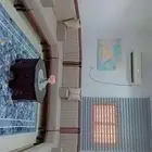طقم كنب للبيع مع ستارتين و طاولة وسجادة 5 خداديات و5 اخرى