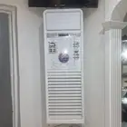 أغراض مشغل شبه جديدة عدد 6 مرايا و6 كراسي وعدد اتنين سرير