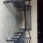 كراسي نظيفه مع طاولاتها