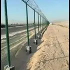 تسوير المزارع والأراضي البيضاء وتركيب المستودعات