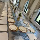 طاولات وكراسي