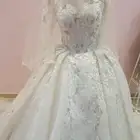 فستان زفاف اللون بيج وفية منه رصاصى خفيف