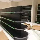 يوجد لدينا رفوف سوبر ماركت فوق تخزين مستودعات