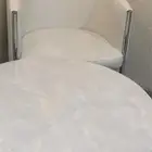 طاولة رخام مع كرسيين فخمه وبحاله ممتازة