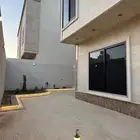 فيلا كبيرة مستقلة للبيع في العزيزية - المحيسن