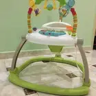 حاملة اطفال مع العاب