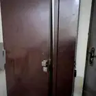للبيع باب خشب نظيف