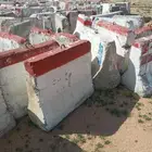 حواجز خرسانيه وحواجز بلاستيكية