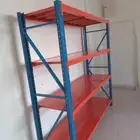 وحده مستودع مكونه من اربعه ارفف