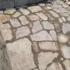 لتلبيس الحجر وبناها وشغل بلمعده