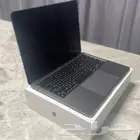 ماك بوك m3 لون ازرق غامق بطلريه 93 نظيف ذاكره 256