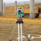 فريق مساحة GPS مع Total Station جاهز للعمل