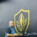 فنان تشكيلي متخصص في أعمال الرسم و الزخارف و النحت الجداري