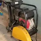قطاعات أسفلت وصبة وحجر. على الشرط