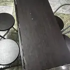 السلام عليكم عندي طاوله نظيفه حق طعام ومعاها اربع كراس