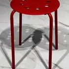 طاوله خشب ابيض اطفال وكراسي احمر واسود ( تتوفر كميه)