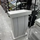منبر خشبي. استاندات ارفف عربة فندقي