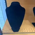 صدر اكسسوارات جلد. مخمل. استاند أساور