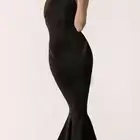 مسوقه لملابس او عبايات او فساتين ع models بالذكاء الاصطناعي