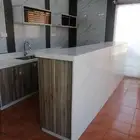 دولاب مطبخ المونيوم ارتفاع 1.27م وطول 4 مترفي عرض 60 سم