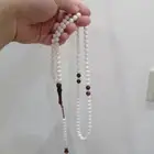سبحة كهرمان لون عاجي مطعمة بكوك بني اصلي (جديدة).