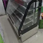 ثلاجة عرض حلويات