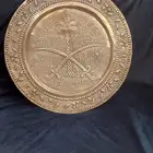 صحن نحاس عليه شعار الدوله