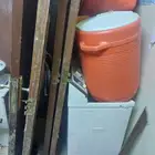 باب خشب وسرير وشبك للبر