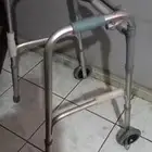 عكاز بعجل كالجديد 2 عكاز مفرد مستعمل