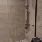 فني تركيب زجاج الشورات وجهات المحلات التجاريه وغرفه الورد