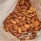 اللوز البجلي وزبيب الحماط والعنب المجفف
