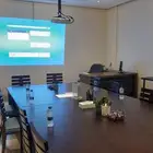 قاعة اجتماعات مجهزة بالكامل وبسعر مغري