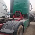 شاحنات وسيارات