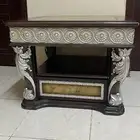 طاولة وسط ديكور او ضيافة مزخرف بها رف سفلي و درج   خشب زان
