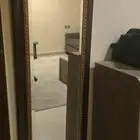 مرايه طول 160 سنتمتر و طاوله زجاج مع خشب و كنبه رمادي اللون