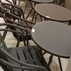 جملة وقطاعي جلسات شخصين معا طاولة