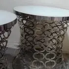طاولة كبيرة و معاها 2 طاولات صغار من فوق قزاز