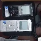 هو مسجل صوت رقمي من سوني (Sony IC recorder).