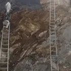 مباني حجر كبير وصغير
