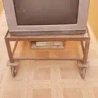 تلفزيون البيع جديد مع الريموت وطاوله