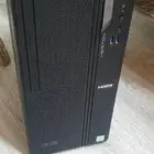 كمبيوتر مكتبي مع شاشة
