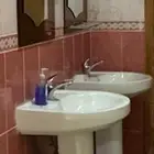 مغسلة ومرايا مع الشلال