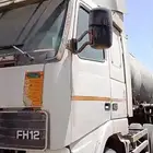 شاحنتين فولفو 2006 و 2002