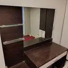 غرفة نوم مع المرتبة