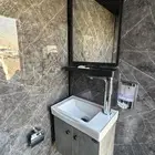 سيارة حمامات متنقلة