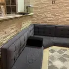 جلسه ارضيه مع طاولات وتكايه ونظيفه
