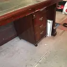 طاوله مكتب مع كمودينه ادراج وكمودينه للكمبيوتر و 3 كرا سى